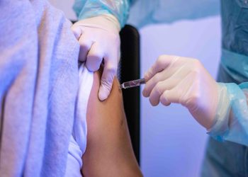Epidemiólogos recomiendan vacuna de refuerzo ante nuevo brote de COVID-19