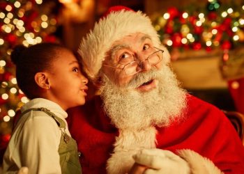El Viejito Pascuero llegó a Mall Curicó por una buena causa