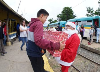 Tren de Navidad de la UTalca llevó regalos a localidades rurales del Maule