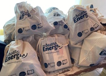 Entregan kit de energía y charla informativa del programa Con Buena Energía que permite ahorrar hasta un 20% de energía domiciliaria