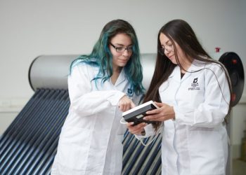 Experta advierte que brecha salarial entre hombres y mujeres es una asignatura pendiente en Chile