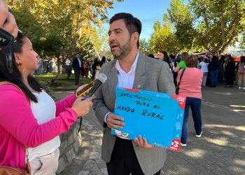 Alcalde de Pelarco expone falta de conectividad en comunas rurales ante Presidente Boric