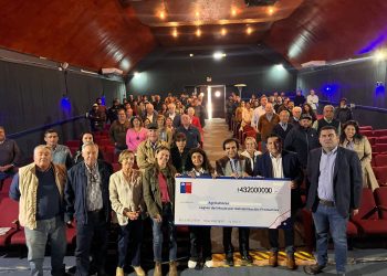 Empresas agrícolas afectadas por inundaciones reciben cheques de rehabilitación productiva