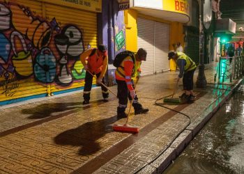 Municipalidad de Talca realiza operativo de limpieza en calle 1 Sur