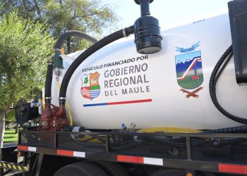 GORE entrega camiones Aljibe y Limpia Fosas en Retiro