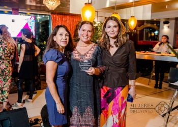 “Mujeres INfluyentes Chile” premia a Mujeres que destacan y Maulina fue reconocida en la categoría de Liderazgo