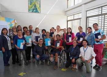 Entregan carpetas de regularización de viviendas en Curicó