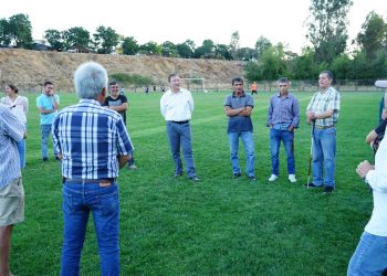 Alcalde Juan Carlos Díaz visita canchas de fútbol inspeccionando proyectos en ejecución