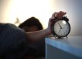 Experto entrega recomendaciones para que el cambio de hora no altere tu sueño