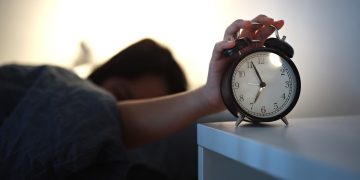 Experto entrega recomendaciones para que el cambio de hora no altere tu sueño