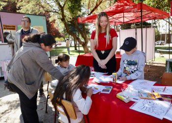 Municipio realiza feria inclusiva en concientización del TEA en plaza Las Heras