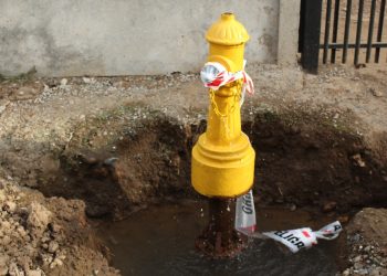 Denuncian que grifo lleva un mes abierto en barrio Independencia