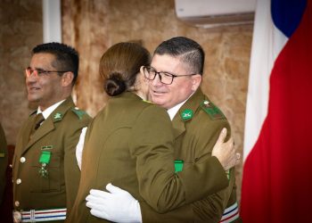 Carabineros de Talca reciben medallas por 20 y 30 años de servicio