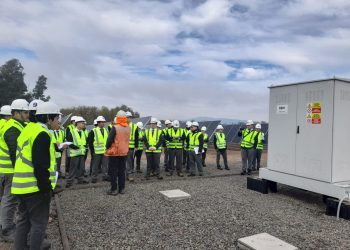 Profesionales de la Seremi de Energía del Maule junto con académicos y alumnos realizan visita a planta solar de Solek
