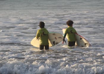 Taller de surf de IND sigue conquistando las olas en Curanipe en época invernal