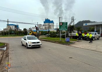 Municipalidad de Constitución toma medidas ante socavones en sector La Poza y erradica paso de camiones de alto tonelaje