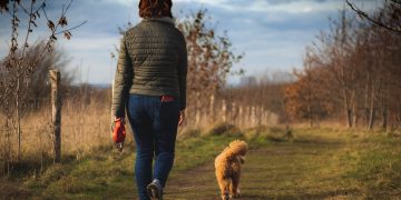 Caminar, una actividad física beneficiosa para los meses más fríos