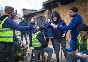 Entregan carpas de agua y kit de emergencia a través de ruta calle preventiva en Talca y Curicó