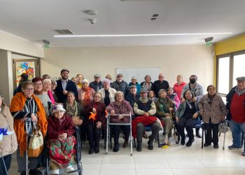 Personas mayores participaron de entretenido taller de musicoterapia