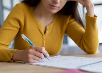 A semanas de la PAES: Conoce cómo reducir la ansiedad con autocuidado y buena alimentación