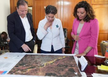 Alcalde Juan Carlos Díaz y ministra de Medio Ambiente anuncian declaratoria del primer humedal urbano de Talca en zona del río Claro