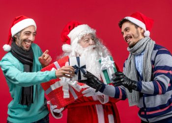 Empresas necesitan contratar a cientos de “ayudantes de Santa”: conoce los cargos, rentas y cómo postular esta Navidad