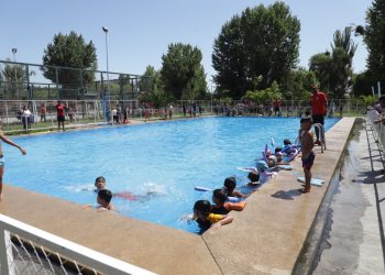Municipalidad de Talca prepara inicio de temporada de piscinas y talleres gratuitos de natación en la ciudad