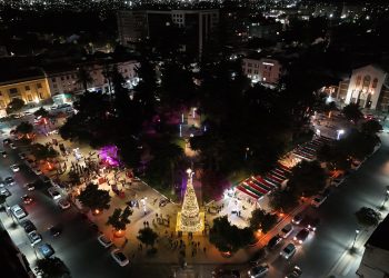 Municipalidad de Talca llenó de ambiente navideño con el encendido de luces del árbol en Plaza de Armas