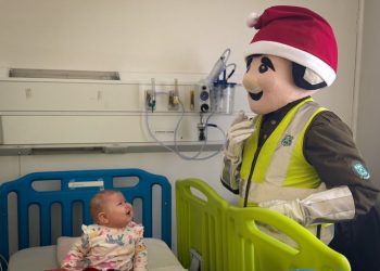 Carabineros de Constitución llevan alegría y esperanza a niños de Oncología Pediátrica del Hospital Regional de Talca
