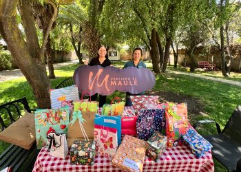 Hogares de Cauquenes y Linares reciben regalos de la campaña de Prefiero el Maule “Navidad con sentido”