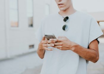 Generación Z en Chile: adictos a las redes, críticos con la IA y golpeados por la salud mental