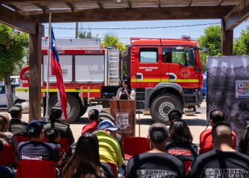 Cuerpo de Bomberos de Cumpeo recibe camión forestal de manos del Gobierno Regional