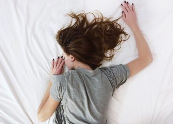 ¿El calor no te deja dormir? Sigue estos consejos