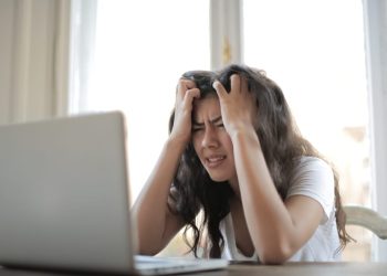 El estrés de fin de año y su impacto en la piel: Cómo lucir radiante y fresca en medio del agotamiento físico y emocional