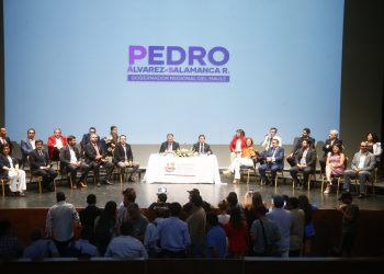 Pedro Álvarez-Salamanca asumió como gobernador regional en masiva ceremonia
