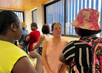 Delegada Aly Valderrama encabezó entrega de cajas de alimentos a familias migrantes en Linares