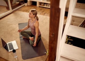 ¿Quieres practicar yoga este verano?  Descubre cómo hacerlo desde tu casa