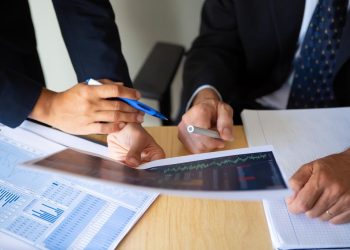 ¿Aún no te atreves a invertir? 4 mitos sobre la inversión en acciones