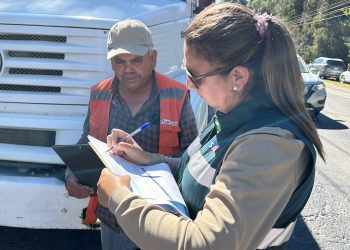 Autoridades supervisan transporte de uva en fiscalización carretera