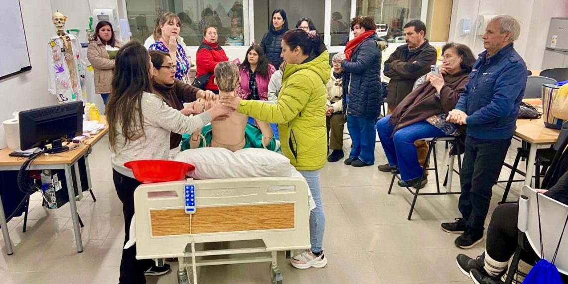 5 mil cupos para capacitarse sobre el cuidado de personas mayores lanzaron el FOSIS y AIEP