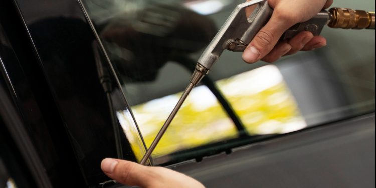 Ya se acaba el plazo: el grabado de patentes en vidrios de automóviles ya es una realidad y sin excepción