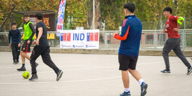 Jóvenes de residencias talquinas juegan partido amistoso con titulares de Rangers