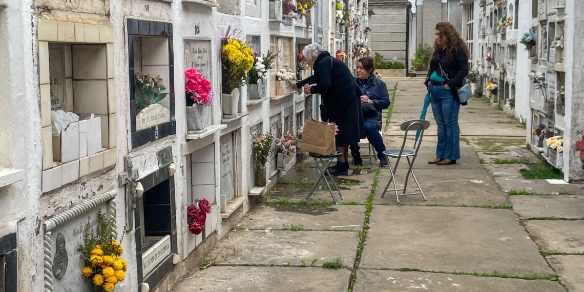 Cementerio municipal de Curicó se apronta a recibir masiva visita en el día de la Madre