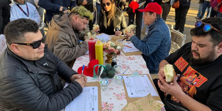 “Fiesta Completo Talca Mayo” reunió a miles con música, magia y el clásico completo talquino