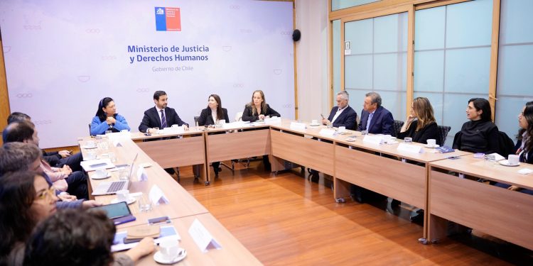 Ministerio de Justicia y empresas abordan estrategias de reinserción social juvenil