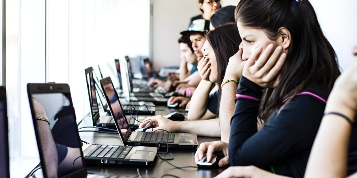 Innovador chat con IA orienta a jóvenes para rendir la PAES y postular a becas, créditos y gratuidad