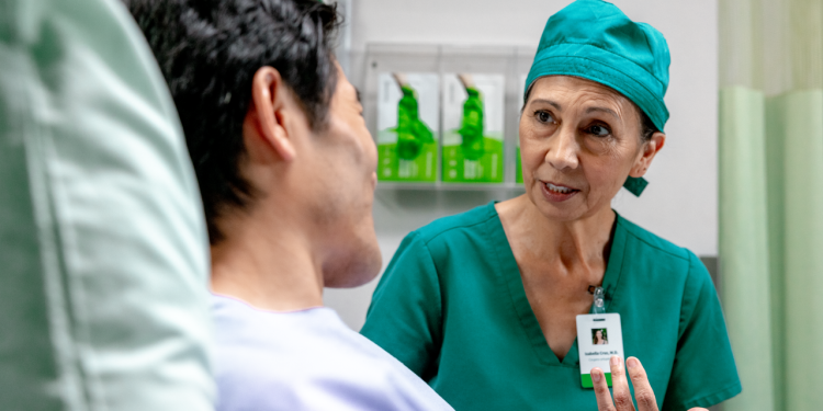 30% de las infecciones hospitalarias en Chile se originan en cirugías: nuevas terapias buscan acortar la recuperación y disminuir complicaciones