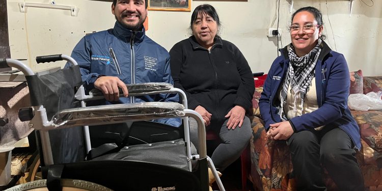 Delegación Presidencial de Linares concreta significativa entrega de silla de ruedas a vecina de Panimávida 