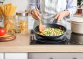 Por qué no es recomendable usar cucharas de palo al cocinar