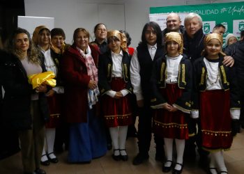 Escuela Greca recibió trajes típicos confeccionados a mano por el Centro de Acción de la Mujer “Sol de Septiembre I Etapa”